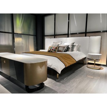Versace Bed Upholstered in Top Grain Cow Leather (XF-8951)